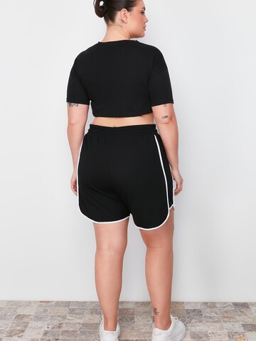 Trendyol Curve - regular Pantalón en negro