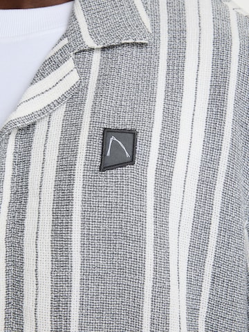 CHASIN' Comfort Fit Shirt in Grau