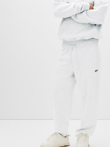Pull&BearTapered Hlače 'STWD' - siva boja: prednji dio
