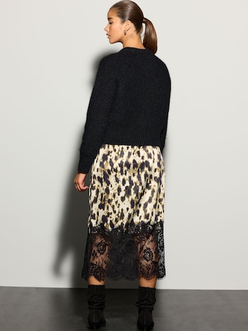 Next Set: Kleid und Pullover in Schwarz