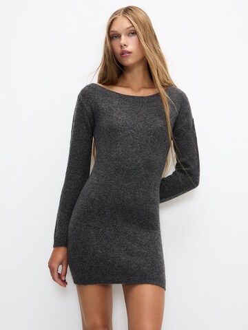 Pull&Bear Stickad klänning i grå: framsida
