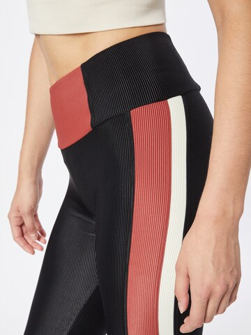 Skinny Pantaloni sportivi di Onzie in nero