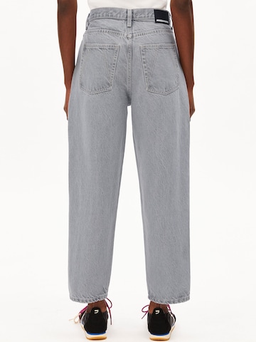 ARMEDANGELS Baggy Jeans 'BAARLY' in Grijs: voorkant