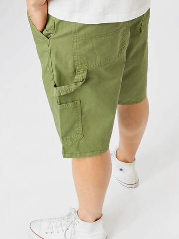 Urban Classics - Loosefit Calças 'Carpenter' em verde