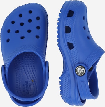 Chaussures ouvertes Crocs en bleu
