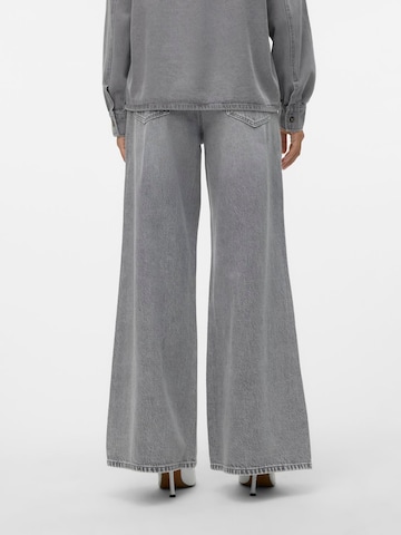 Loosefit Jeans '10317636' di VERO MODA in grigio