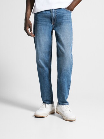 Bershka Regular Jeans in Blauw: voorkant