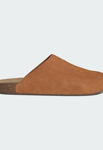 ADIDAS ORIGINALS - Sapato aberto 'Adilette' em castanho