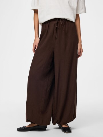 Tapered Pantaloni 'PCPia' di PIECES in marrone: frontale