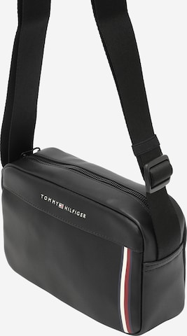 TOMMY HILFIGER Skuldertaske i sort: forside