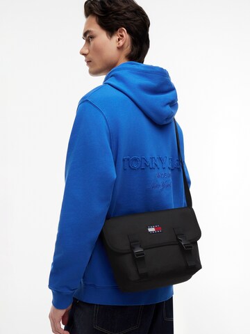 Tommy Jeans Axelremsväska 'ESS DAILY' i svart