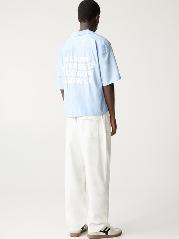 Pull&Bear Loosefit Kalhoty – bílá