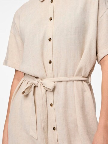 Abito camicia 'VINSTY' di PIECES in beige