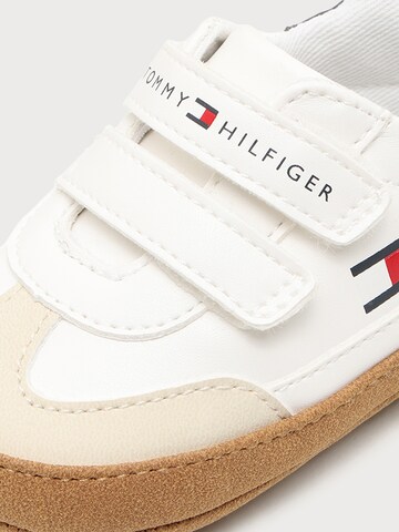 Botoșei bebeluși 'KIKI' de la TOMMY HILFIGER pe bej