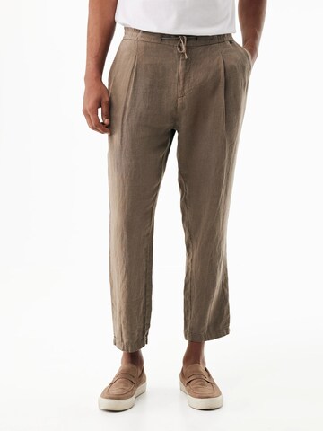 Tapered Pantaloni cutați de la MEXX pe maro: față