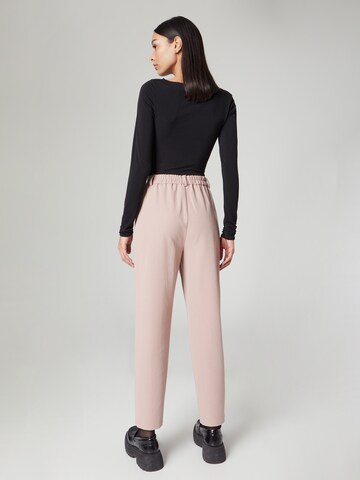 Slimfit Pantaloni con pieghe 'Pearl' di Guido Maria Kretschmer Women in rosa