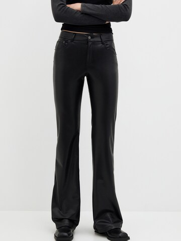 Flared Pantaloni di Pull&Bear in nero: frontale