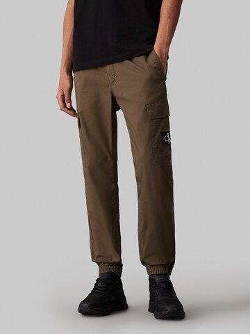 Calvin Klein Jeans Tapered Cargo Pants in Green: front