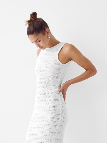 BershkaPletena haljina - bijela boja