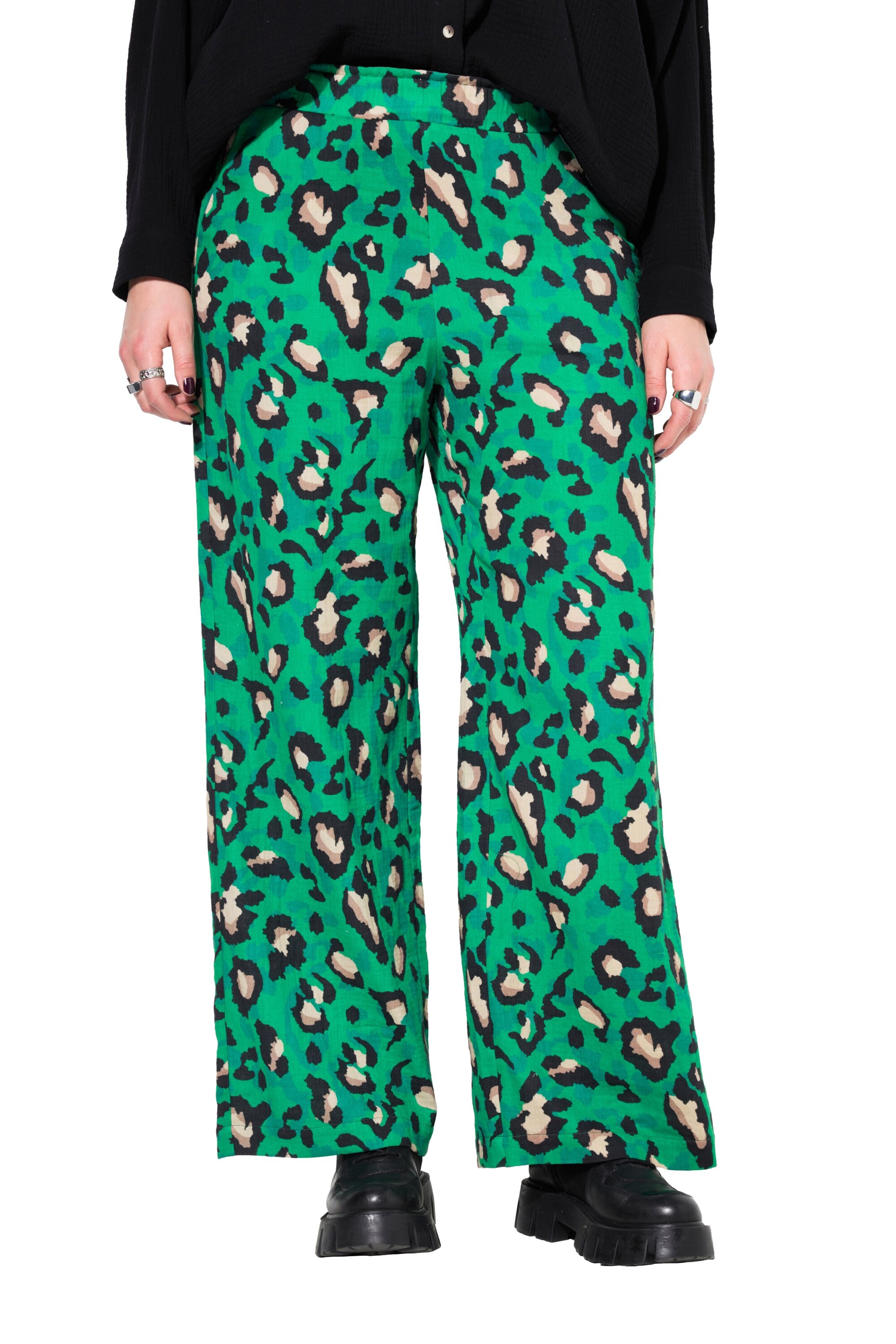 Studio Untold Loosefit Hose in Grün: Vorderseite