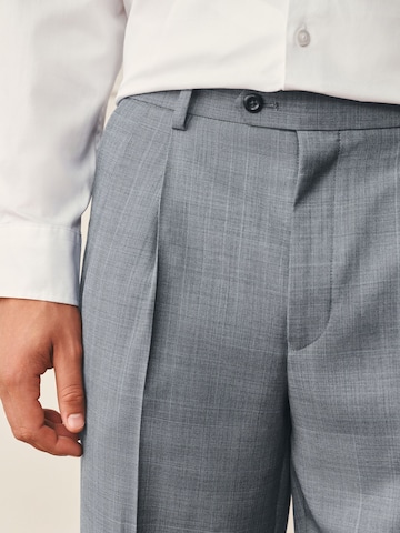 Regular Pantaloni cutați de la Next pe gri