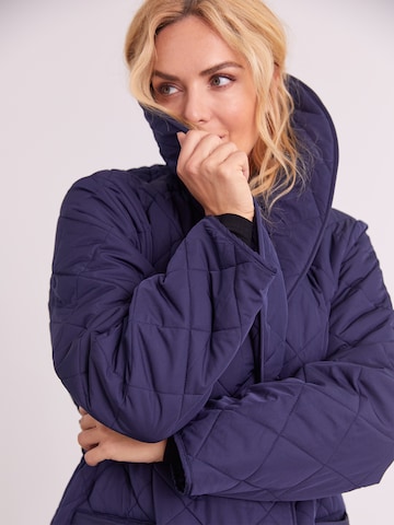 Manteau mi-saison 'Maxime' ABOUT YOU x Iconic by Tatiana Kucharova en bleu