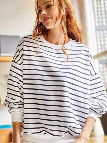 Sweat-shirt olalook en blanc : devant