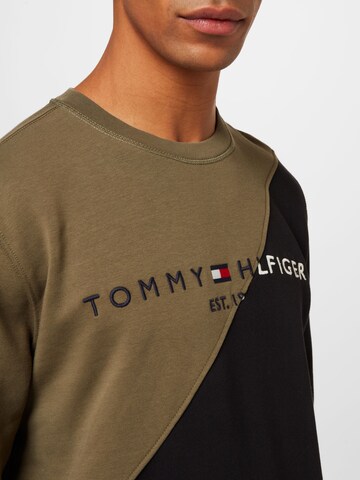 Bluză de molton de la Tommy Jeans pe verde