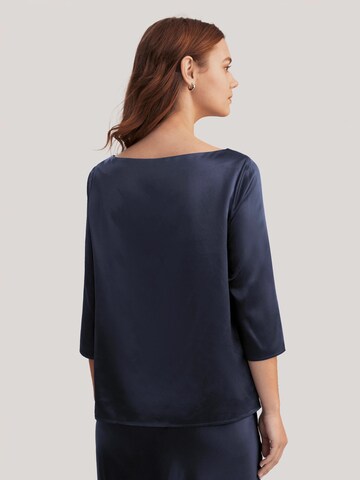 Lilysilk Blouse '3/4 Ärmel Seidenbluse mit Boot-Hals' in Blauw