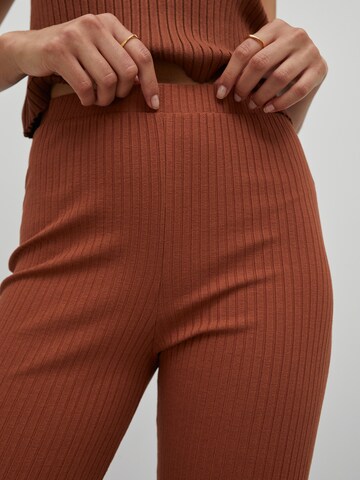 évasé Pantalon 'Benni' EDITED en marron