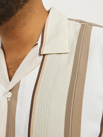Jack & Jones Plus Comfort Fit Skjorte 'JPRBLAPALMA RESORT' i beige