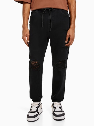 Bershka Tapered Jeans in Zwart: voorkant