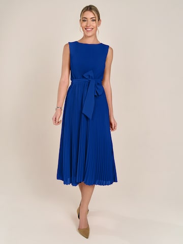 APART Midi-Plisseekleid in Blau: Vorderseite