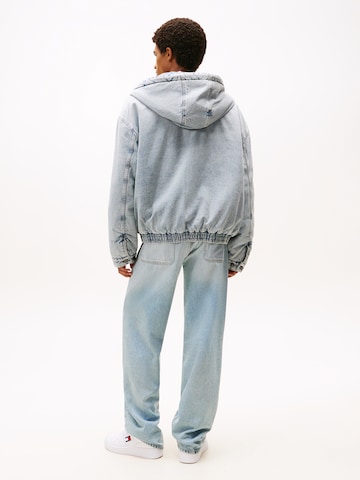 Tommy Jeans Демисезонная куртка в Синий