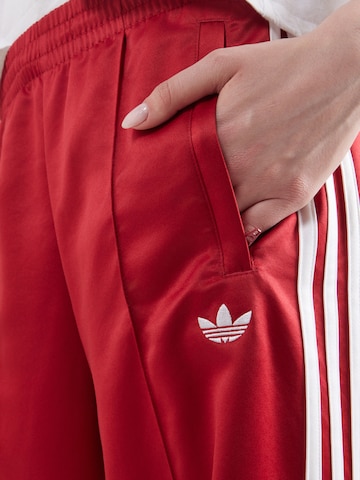 ADIDAS ORIGINALS Široke hlačnice Hlače 'SST' | rdeča barva