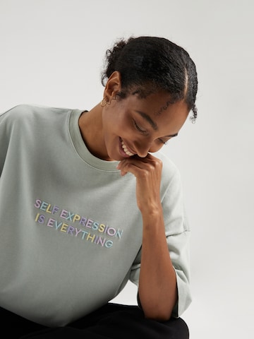 florence by mills exclusive for ABOUT YOU Oversize t-shirt 'Contentment' i grön