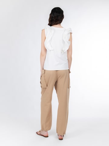 Influencer Тениска 'Flounce' в бяло