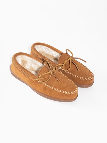 Minnetonka - Mocassins 'Pileline hardsole' em castanho