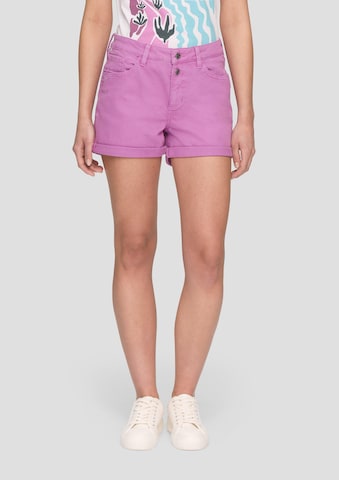 QS - Slimfit Pantalón vaquero plisado 'Abby' en lila: frente