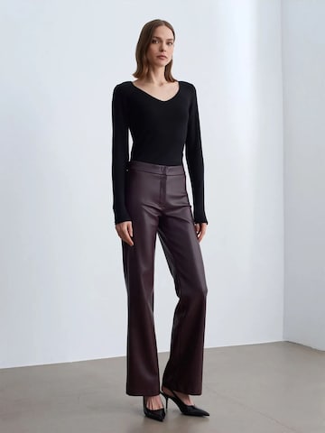 Dilvin - Flared Calças em vermelho: frente