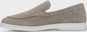 Estro Moccasins in Grey: front