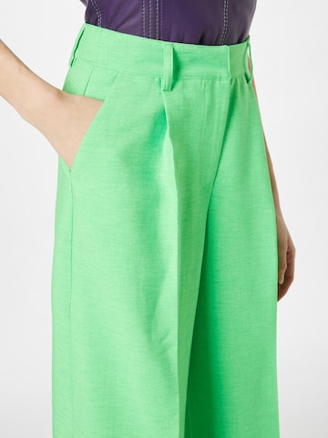 Wide leg Pantaloni cu dungă 'Tracy' de la Nasty Gal pe verde