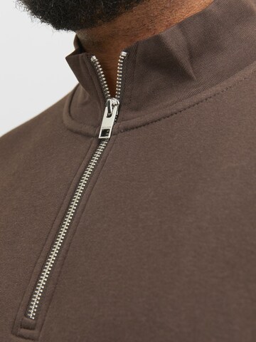 Sweat-shirt 'VESTERBRO' Jack & Jones Plus en marron