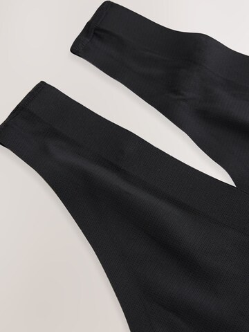 Next String i svart