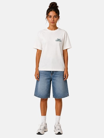 loyal T-Shirt mit kleinem Front-Print in Regular Fit in Weiß: Vorderseite