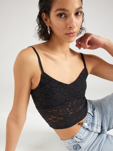 Top 'BARE' de la HOLLISTER pe negru
