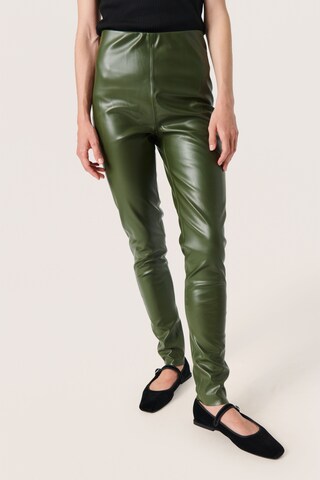 SOAKED IN LUXURY Skinny Leggings 'Kaylee' i grön: framsida