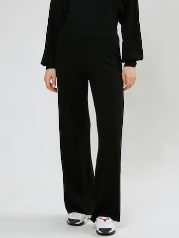 Influencer Wide leg Pants in Black: front