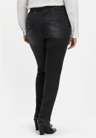 SHEEGO Slimfit Jeans i svart