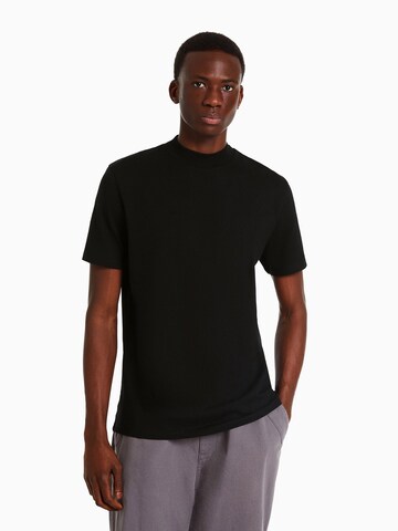 Tricou de la Bershka pe negru: față